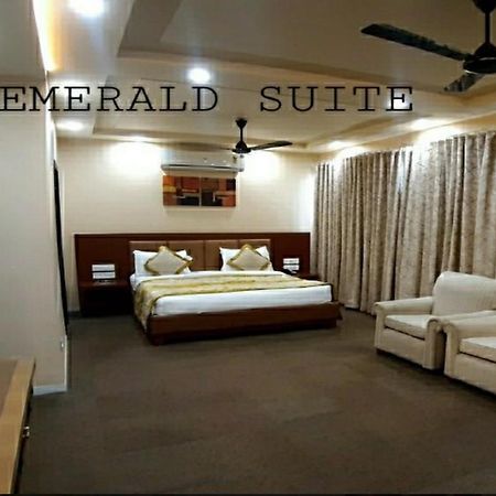 ดิ เอมเมอรัลด์ คลับ Hotel ราชโกฎิ ภายนอก รูปภาพ