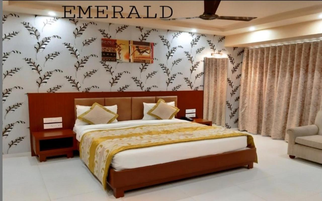 ดิ เอมเมอรัลด์ คลับ Hotel ราชโกฎิ ภายนอก รูปภาพ