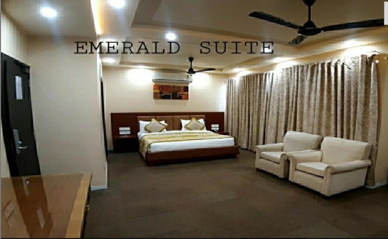 ดิ เอมเมอรัลด์ คลับ Hotel ราชโกฎิ ภายนอก รูปภาพ