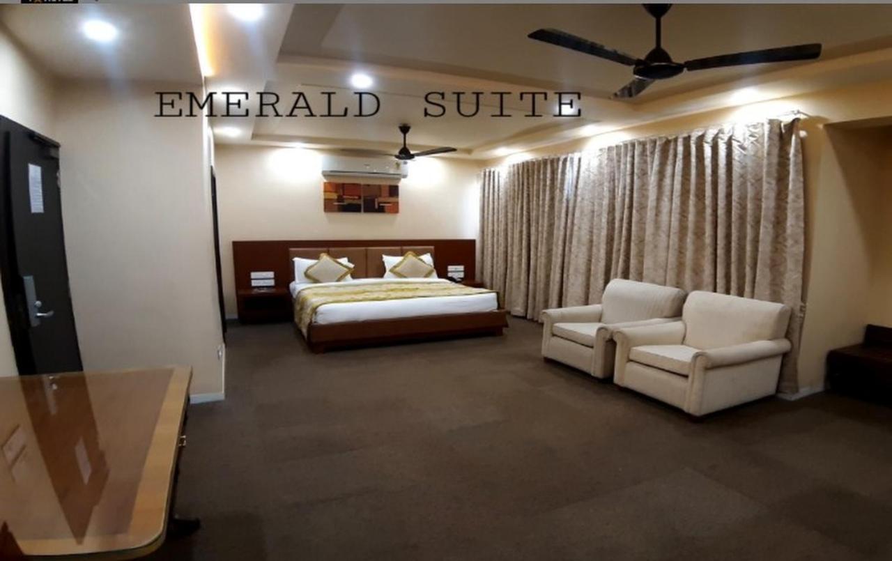 ดิ เอมเมอรัลด์ คลับ Hotel ราชโกฎิ ภายนอก รูปภาพ