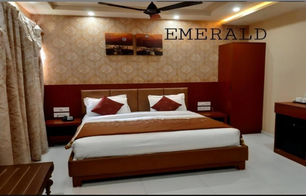 ดิ เอมเมอรัลด์ คลับ Hotel ราชโกฎิ ภายนอก รูปภาพ